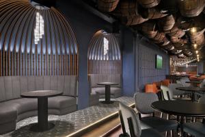 Uma área de estar em Holiday Inn Express Dubai Internet City by IHG