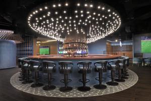 A área de bar ou lounge em Holiday Inn Express Dubai Internet City by IHG