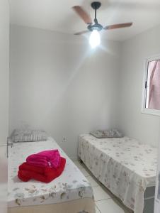 En eller flere senge i et værelse på Casa aconchegante + 5 billeder