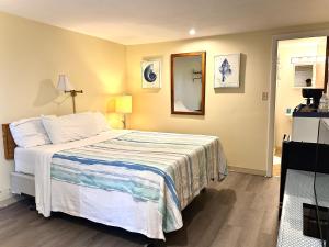 Postel nebo postele na pokoji v ubytování Skaneateles Inn on 20