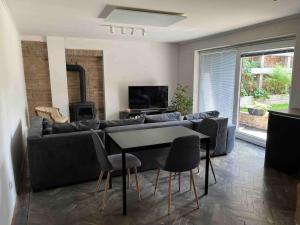 Μια τηλεόραση ή/και κέντρο ψυχαγωγίας στο Apartment with terrace in Trnava