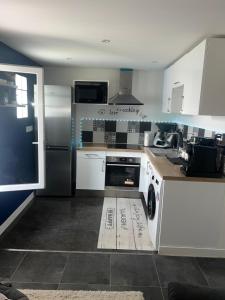 a kitchen with a washer and dryer in it at Maisonnette aéroport Orly in Paray-Vieille-Poste