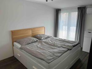 Ένα ή περισσότερα κρεβάτια σε δωμάτιο στο Apartment with terrace in Trnava