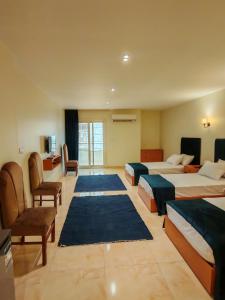 سرير أو أسرّة في غرفة في Kush Hotel, Grand Museum & Pyramids View