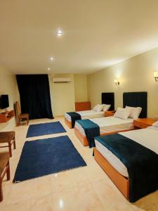 سرير أو أسرّة في غرفة في Kush Hotel, Grand Museum & Pyramids View
