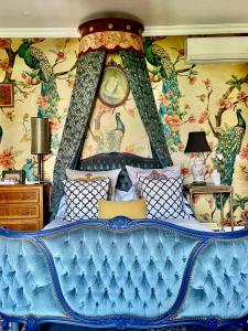 Un dormitorio con una cama azul con papel pintado floral. en Chambre D'hôtes Maison Avenue Mondenard, en Nérac 4 fotos más