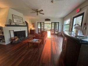 un salon avec un canapé et une cheminée dans l'établissement MobyDick Hotel, à Ocean Park