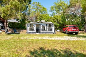 Aed väljaspool majutusasutust Bauer Caravan in FKK Camping Solaris