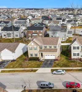 une vue aérienne d'une ville avec des maisons et des voitures dans l'établissement Your Home Away from Home, à Marysville