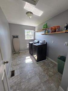 Cette chambre dispose d'une cuisine et de carrelage. dans l'établissement Your Home Away from Home, à Marysville