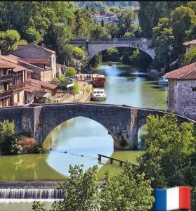 Un puente sobre un río con un tren pasando por debajo. en Chambre D'hôtes Maison Avenue Mondenard, en Nérac