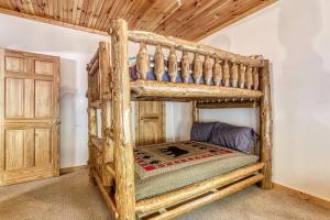 a bedroom with two bunk beds in a room at Cades Cove Escape By Avada Properties in Townsend +41 photos
