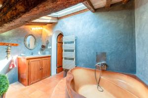 エーグ・モルトにあるLa Maison Dans Les Rempartsの浴槽と洗面台を備えた広いバスルーム +20枚の写真