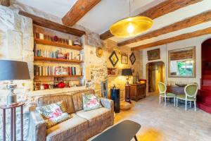 エーグ・モルトにあるLa Maison Dans Les Rempartsのソファとテーブルのあるリビングルーム