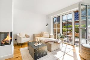 un salon avec un canapé et une cheminée dans l'établissement Sky & Sand, à Westerland