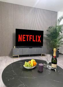 a table with a bowl of fruit and a tv at Metropolitan am Schloßpark in Paderborn