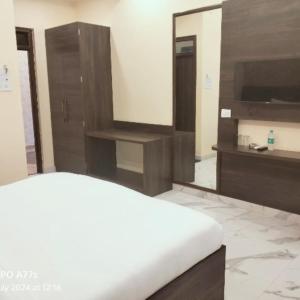 a bedroom with a bed and a large mirror at Hotel THE ROYAL PARK Fitness GYM,Marrage Hall & conference hall in Siwān +30 photos