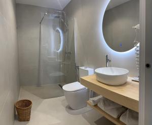 ein Badezimmer mit Waschbecken, Toilette und Dusche in der Unterkunft Cantábrico Fonsagrada in A Fonsagrada