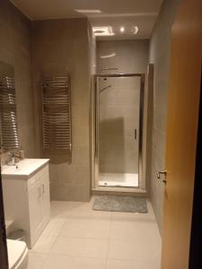 Koupelna v ubytování Spacious 2 Bedroom Apartment With Balcony & Parking