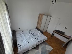 Ένα ή περισσότερα κρεβάτια σε δωμάτιο στο Dvosoban stan na dan Bar