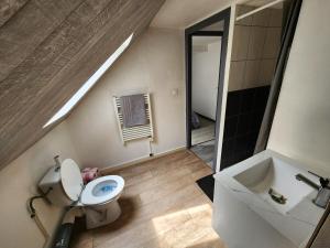 Ένα μπάνιο στο L'appartement d'Edmond Bour