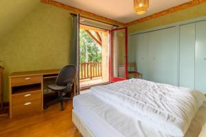 En eller flere senge i et værelse på Panissal – Maison familiale 6 pers