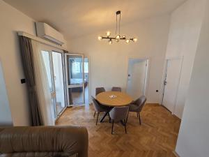 Χώρος καθιστικού στο Dvosoban stan na dan Bar