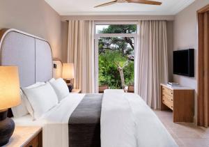 Ένα ή περισσότερα κρεβάτια σε δωμάτιο στο The Westin Resort, Costa Navarino 