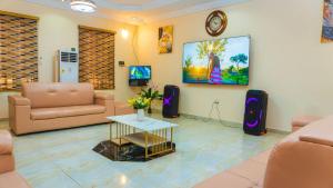 Un televizor și/sau centru de divertisment la Digi Six-Bedroom Accra Luxury Home at East Legon
