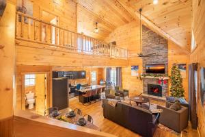 ein Wohnzimmer und Esszimmer in einer Blockhütte in der Unterkunft Smoky Ridge Retreat By Avada Properties in Sevierville
