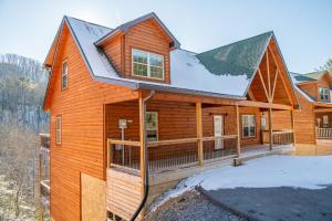 eine Blockhütte mit einem Gamerleich-Dach in der Unterkunft Smoky Ridge Retreat By Avada Properties in Sevierville