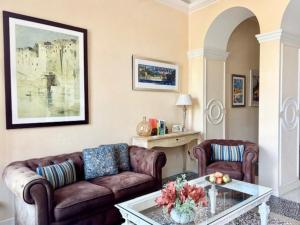 Una sala de estar con dos sofás y una mesa. en LISOLA Appartamento con vista lago, en Orta San Giulio