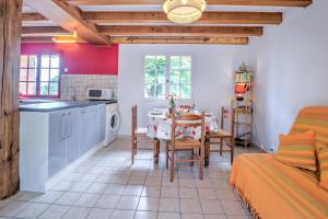 Una cocina y un comedor con una mesa y un comedor. en Résidence musicale de Panissal, en Montignac 35 fotos más