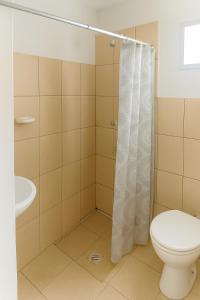 un bagno con wc e doccia di Cabañas Zelat a San Rafael