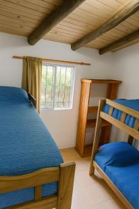 una camera da letto con due letti a castello e una finestra di Cabañas Zelat a San Rafael