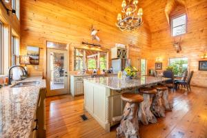 - une cuisine avec un grand îlot central dans une maison en bois dans l'établissement Sunflower Summit By Avada Properties, à Sevierville
