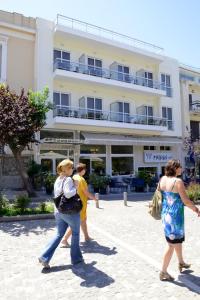 um grupo de pessoas caminhando em frente a um prédio em Phidias Hotel by Oniro em Atenas