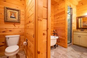 La salle de bains est pourvue d'un lavabo et de toilettes. dans l'établissement Sunflower Summit By Avada Properties, à Sevierville 41 autres photos