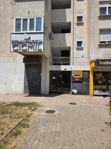 Το κτήριο όπου στεγάζεται  το διαμέρισμα +5 φωτογραφίες