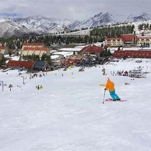 una persona sugli sci sulla neve su una pista sciistica di Cabañas Zelat a San Rafael