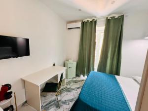 ein Schlafzimmer mit Schreibtisch, Bett und Tisch in der Unterkunft Tp luxury in Neapel