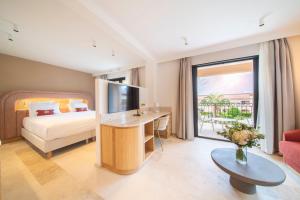 圣特罗佩Hotel Brin d'Azur - Saint Tropez的酒店客房设有一间带一张床和窗户的卧室