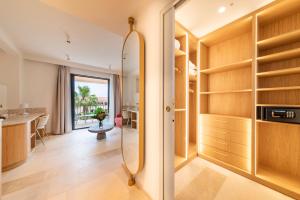 圣特罗佩Hotel Brin d'Azur - Saint Tropez的一间带镜子的浴室和一间用餐室