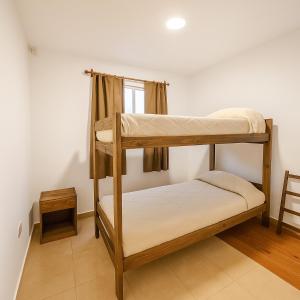 due letti a castello in una stanza con finestra di Cabañas Zelat a San Rafael Altre 30 foto