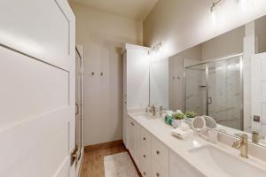 Un baño con dos lavabos y un espejo grande. en Mayflower Lakeside 304, en Heber City 8 fotos más
