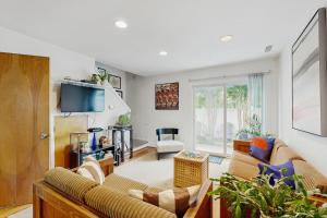 リホボスビーチにあるRestful in Rehoboth --- 20288 State Rd #12のソファとテレビのあるリビングルーム