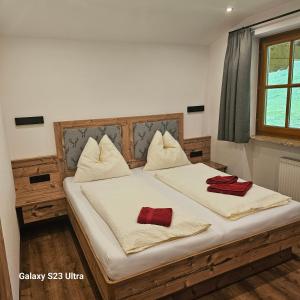 A bed or beds in a room at Appartementhaus Eisbauer
