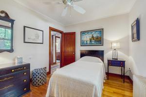 Postel nebo postele na pokoji v ubytování Blue Moon Cottage