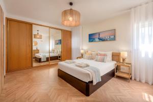 Ένα ή περισσότερα κρεβάτια σε δωμάτιο στο Horta's villa - private heatable Pool +36 φωτογραφίες