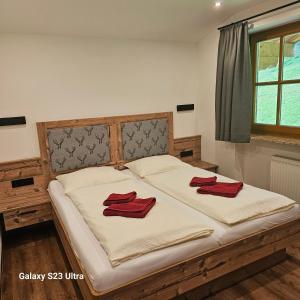 A bed or beds in a room at Appartementhaus Eisbauer Még 37 kép